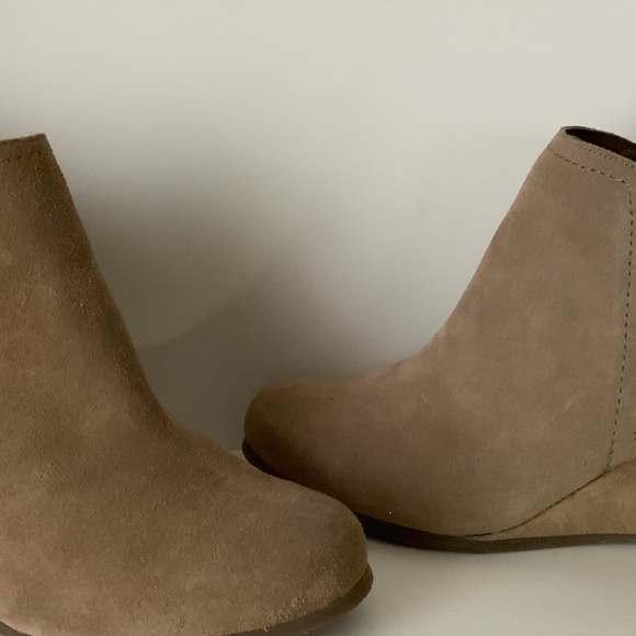 DV by Dolce Vita Suede Leather Wedge Booties. - Picture 4 of 9